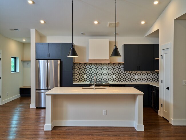 Foto del edificio - 4040 Walton Creek Rd