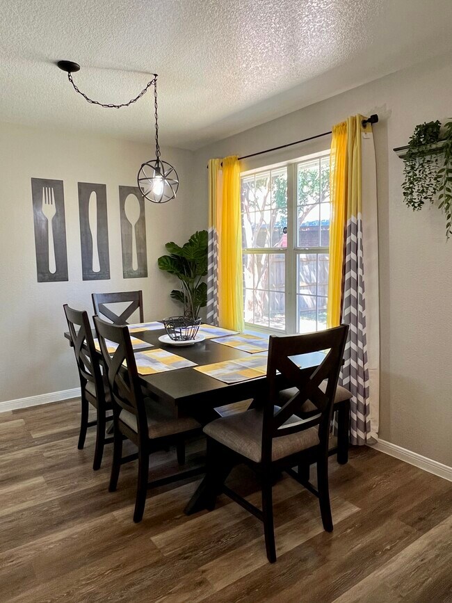 Foto del edificio - 5104 Leaning Oak Dr