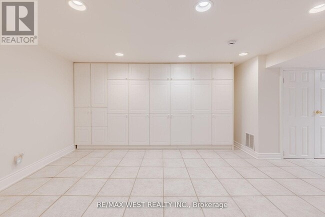 Building Photo - 606 Conacher Dr