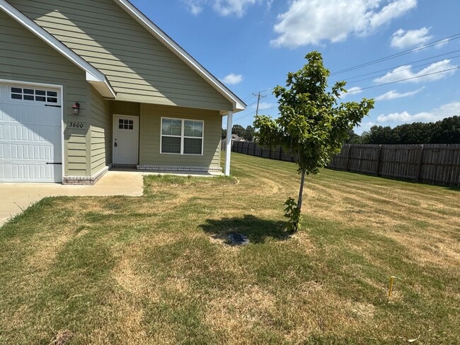 Building Photo - Beautiful 3 Bedroom, 2 Bath Craftsman-Styl...