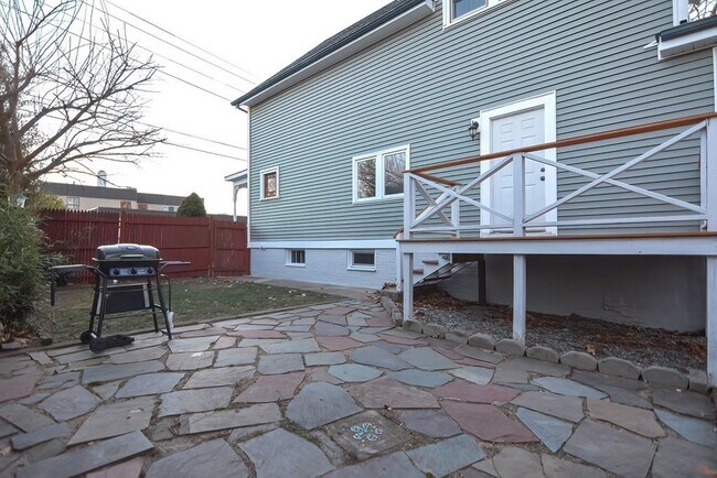 Side patio and deck - 76 Holman St