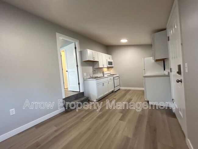 Building Photo - 877 N 26