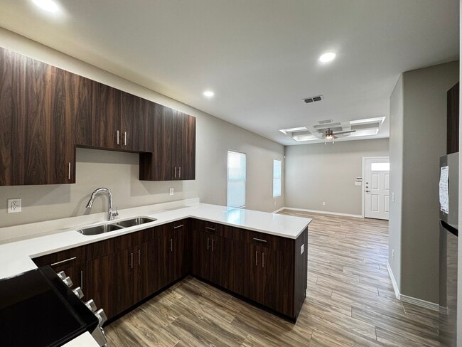 Building Photo - 4000 La Vista Ave