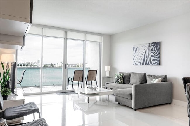 Foto del edificio - 17050 N Bay Rd