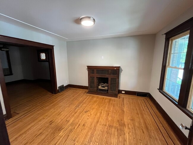 Building Photo - 203 Fairleigh Av S
