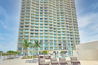 Building Photo - 3000 Oasis Grand Blvd