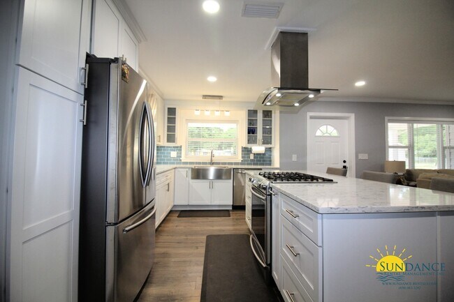 Building Photo - Breathtaking 4 Bedroom Home in Fort Walton...