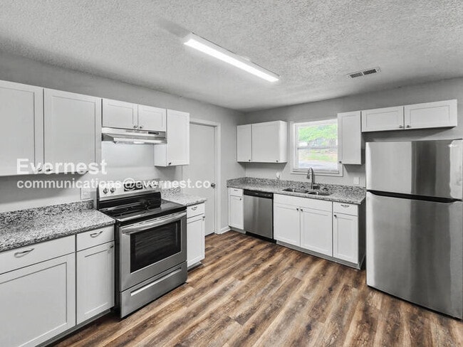 Photo - 3 Bed/2 Bath Home with Off-Street Parking / Pet-Friendly / Available Now!