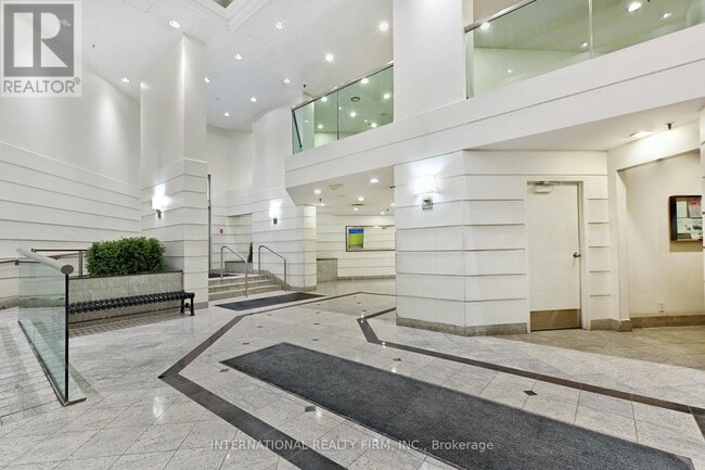 Building Photo - 711 Bay St.