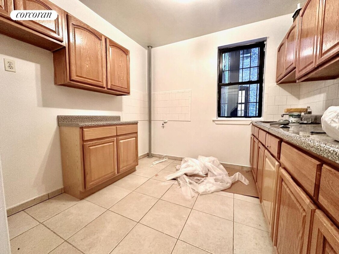 Primary Photo - 577 Isham St