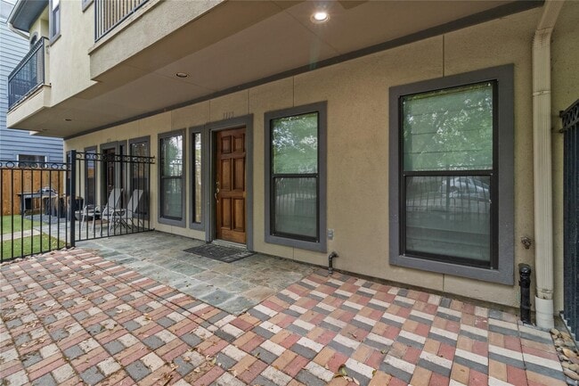 Building Photo - 1113 St Charles St