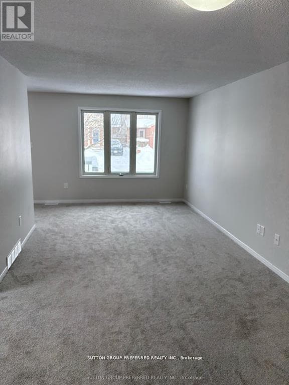 Building Photo - 331 Simpson Crescent