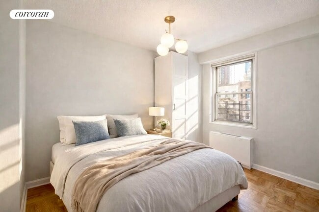 Building Photo - 300 E 40th St