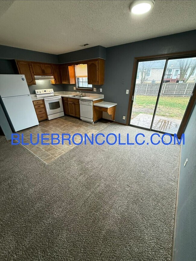 Foto del edificio - Spacious 2 Bedroom unit for a great price!