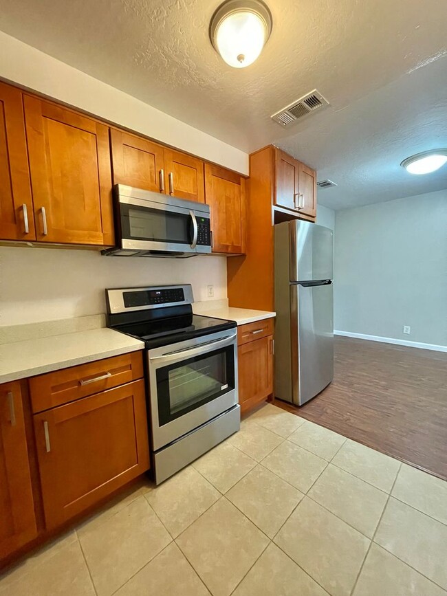 Building Photo - 3 Bedroom, 2 Bath with versatile bonus roo...