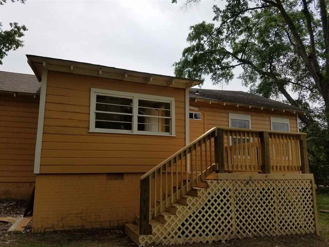 Building Photo - 103 E Sproles St