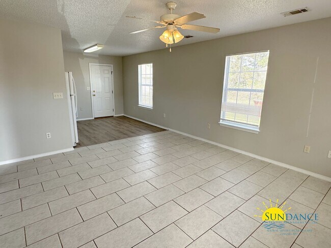 Building Photo - Cozy 2-Bedroom Duplex in Navarre - Close t...