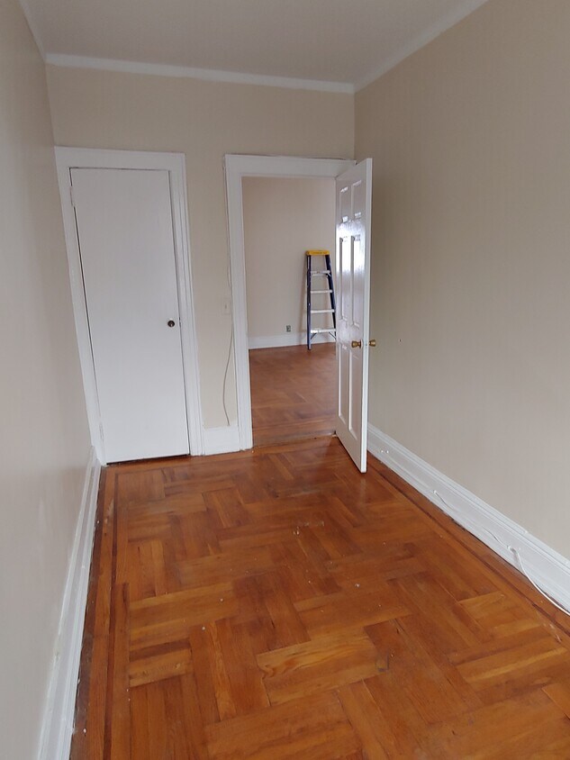 Bedroom, 7' x 13' - 942 E 38th St
