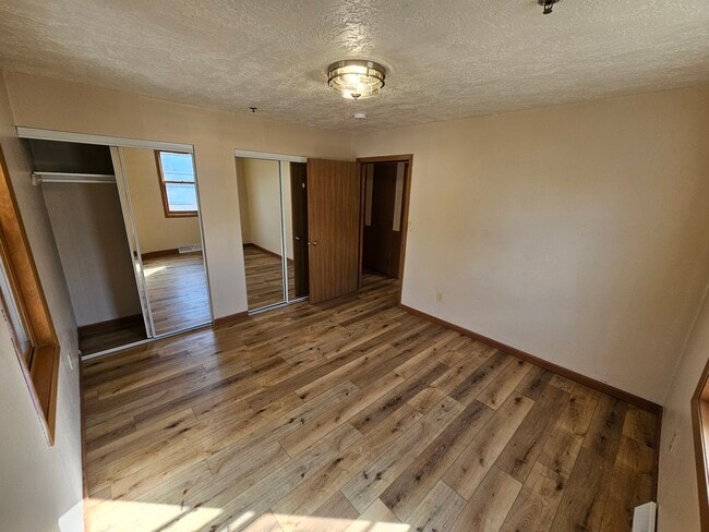 Building Photo - 533 Lakeshore Ct