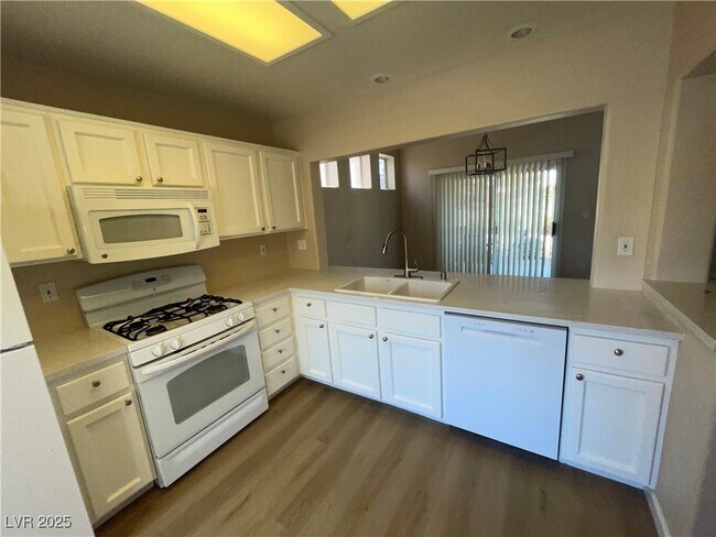 Foto del edificio - 9401 Villa Ridge Dr