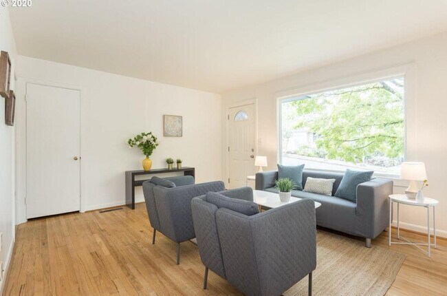 Living Space - 2726 SE 60th Ave