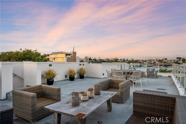 Building Photo - 3351 Via Lido
