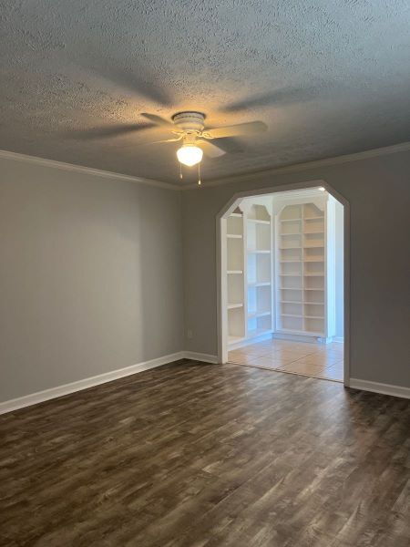 Building Photo - 4 bdrm/2 bath first floor duplex unit