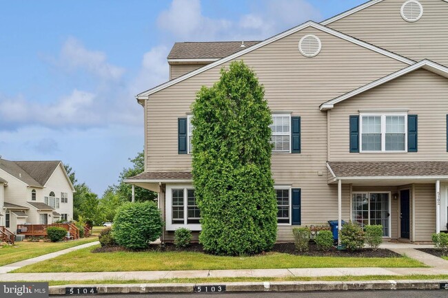 Foto del edificio - 5103 Drawbridge Ct