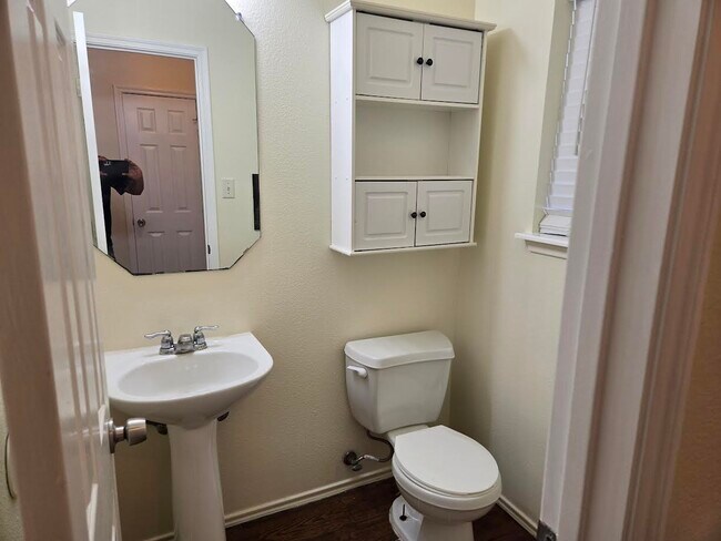 Foto del edificio - 15137 Meredith Ln