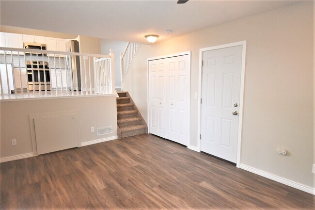 Building Photo - 2420 Lyncrest Dr