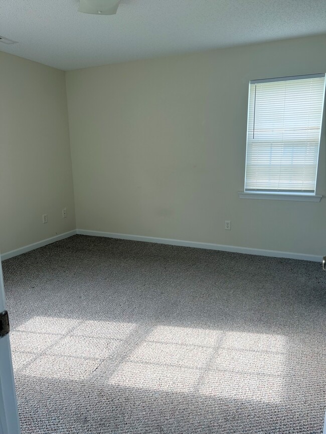 Foto del edificio - 1525 VINTAGE HILL APTS