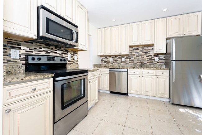 Building Photo - Newly remodeled, bright and beautiful two ...