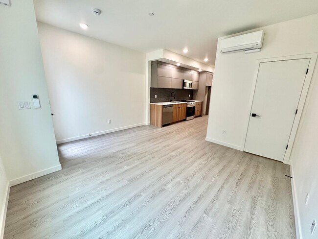 Foto del edificio - *1 MONTH FREE RENT* A 2bd/2bath Modern Tow...