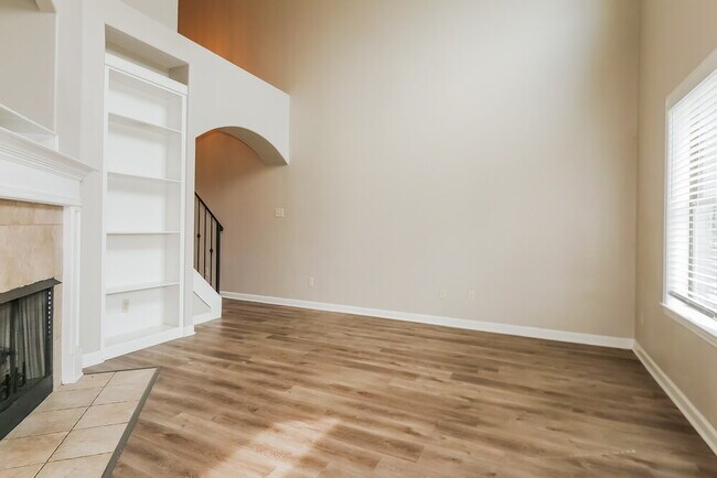 Foto del edificio - 1457 Sawmill Creek Ln