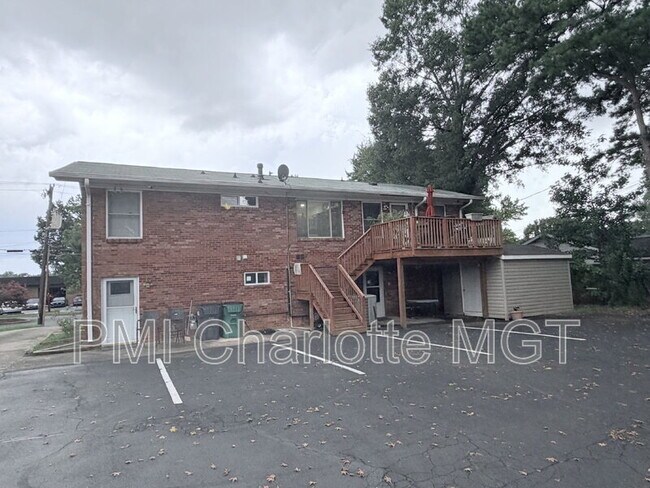 Foto del edificio - 5315 Greenbrook Dr