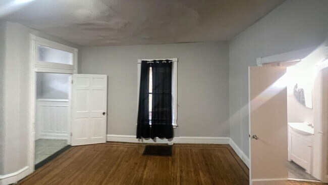 Foto del edificio - Spacious 4-Bedroom Home with Excellent Tra...