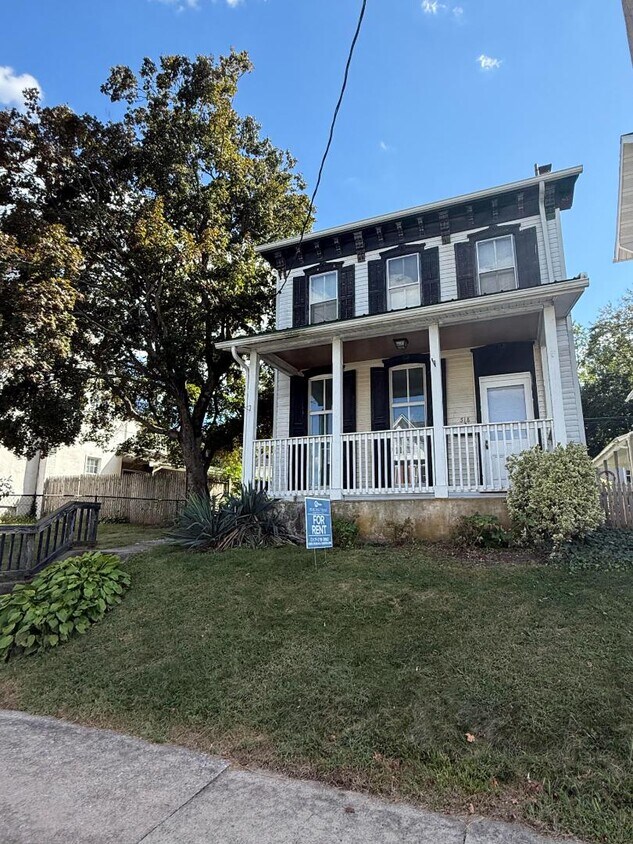 Foto principal - 318 W 2nd St