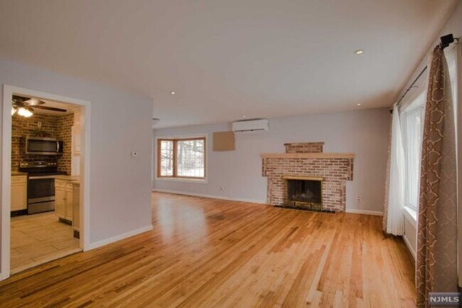 Foto del edificio - 229 Little Falls Rd