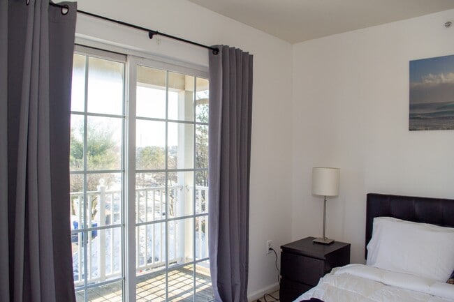 Building Photo - 889 Green St