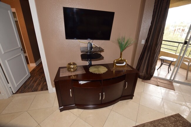 Foto del edificio - Meridian FURNISHED 2 BDR /2 BATH Luxury Co...