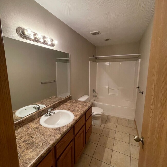 Foto del edificio - Beautiful 4 bedroom 3 full bathroom home available Now!