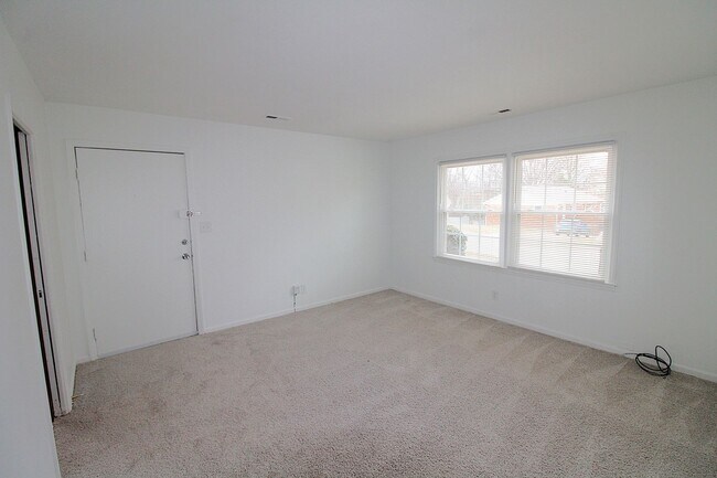 Foto del edificio - Freshly Updated 3-Bedroom Ranch with New Carpet & Paint