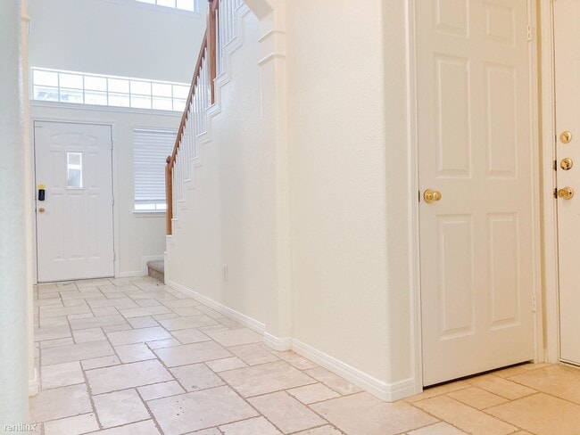 Building Photo - 3 br, 2.5 bath House - 2423 Falcon Dr