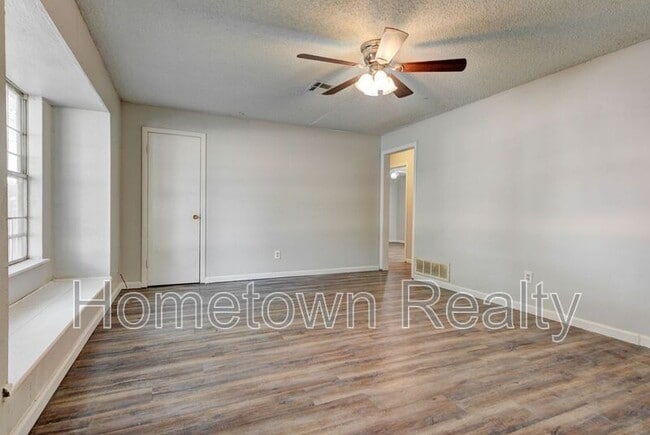 Building Photo - 208 W Shadywood Dr