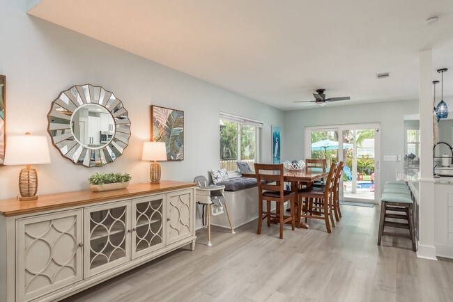 Building Photo - 1417 Poinsettia Ave