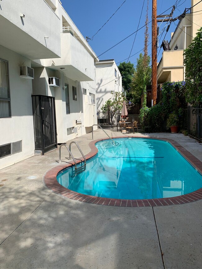 Building Photo - 836 Westbourne Dr