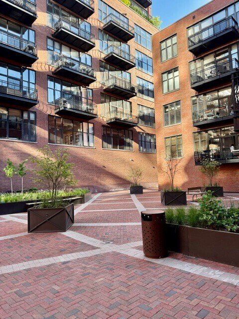 Building Photo - 333 W Hubbard St