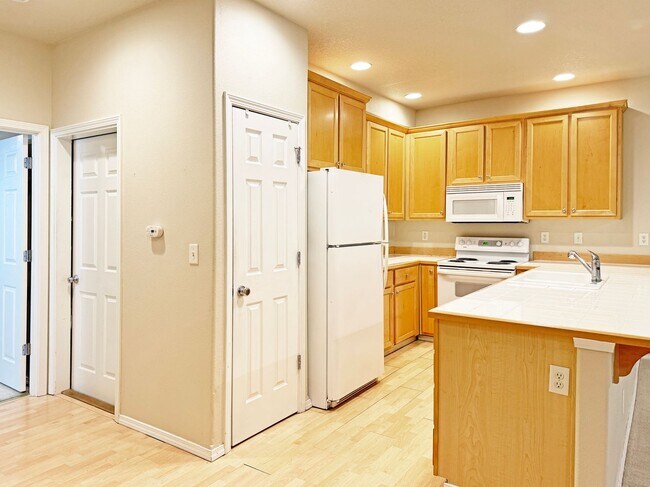 Building Photo - Extraordinary Corner Unit 4 Bedroom in Tim...