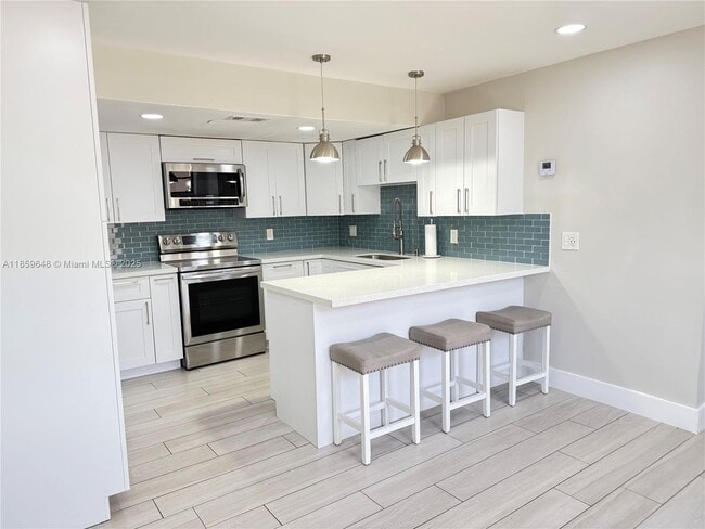 Building Photo - 15012 Royal Palm Ave