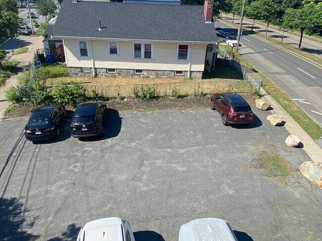 Foto del edificio - 15 Brush Hill Rd